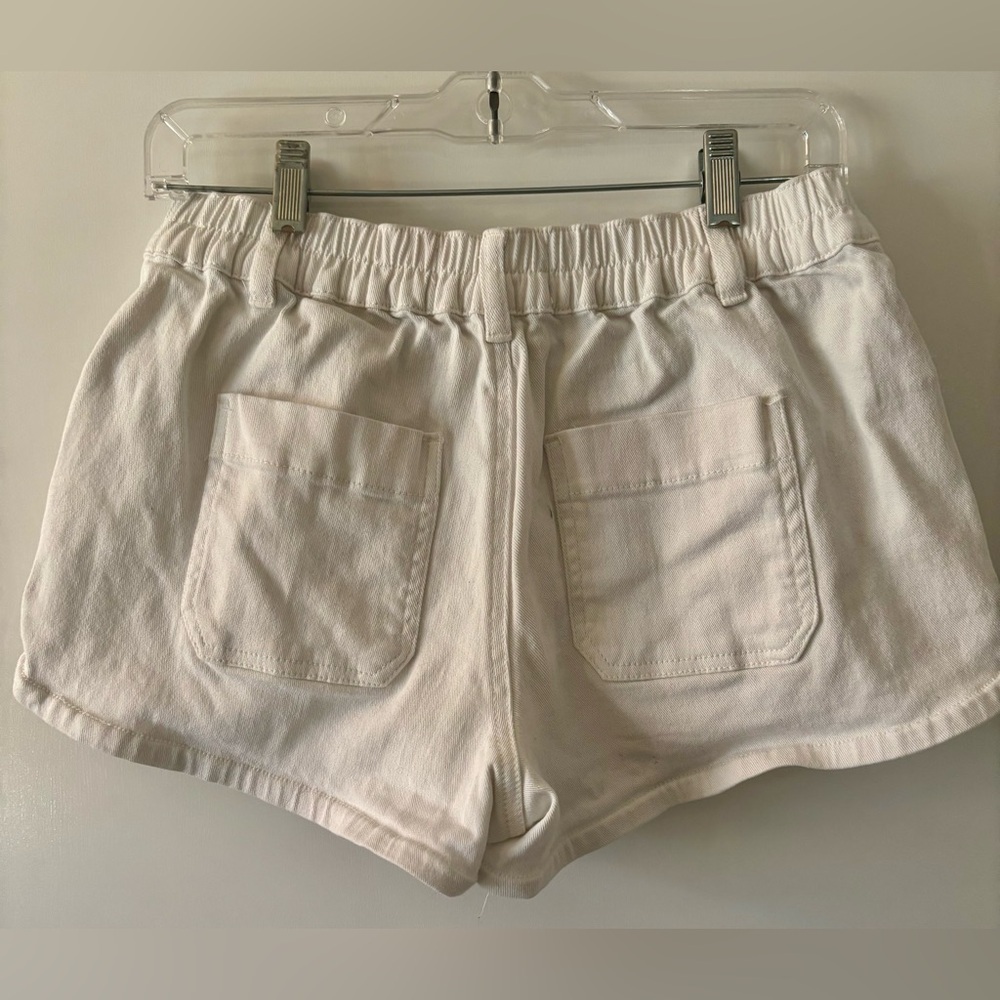 Madden NYC Mid Rise Dolphin White Denim Shorts Jr. Size Small - Picture 2 of 6